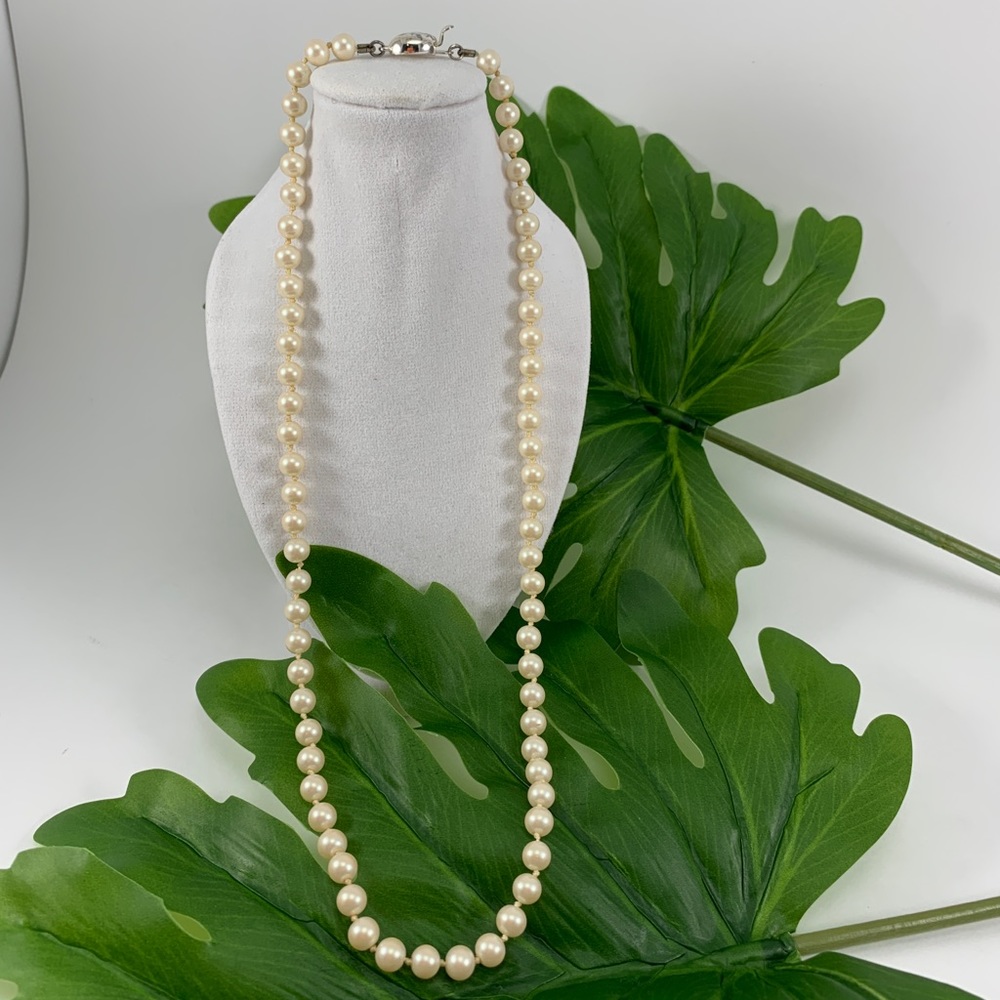 Vintage Talbots Classic Pearl Necklace
